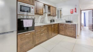 ثلاجة، ميكروويف، فرن، موقد طهي مسطح