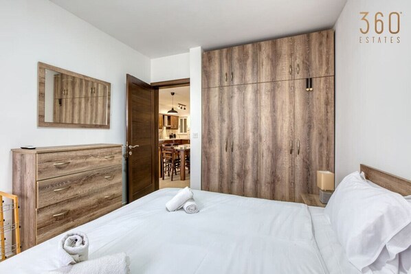 3 habitaciones, escritorio y tabla de planchar con plancha