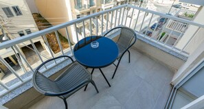 Outdoor dining - Charming & Central 3BR Apt with Private Terrace (Birkirkara)