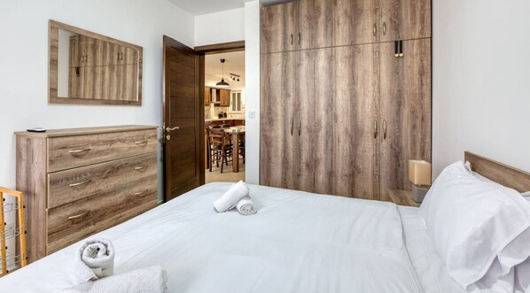 3 bedrooms, desk, iron/ironing board, travel crib