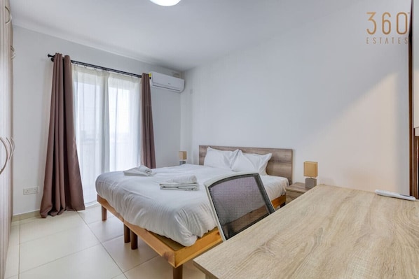 3 Schlafzimmer, Schreibtisch, Bügeleisen/Bügelbrett, Reisekinderbett