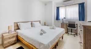 3 Schlafzimmer, Schreibtisch, Bügeleisen/Bügelbrett, Reisekinderbett