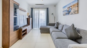 TV - Charming & Central 3BR Apt with Private Terrace (Birkirkara)