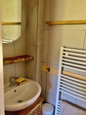 Dusche, Haartrockner, Handtücher, Seife