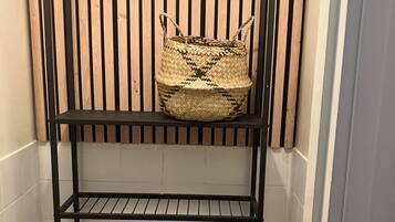 Regadera, secadora de cabello, toallas, jabón