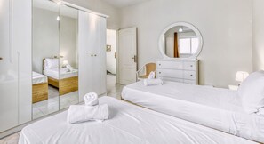 4 عدّة غرف نوم ومكتب ومكواة/لوح كي وسرير سفر