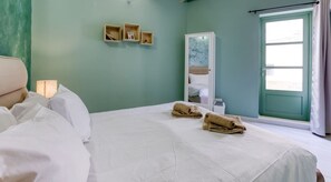 Escritorio, tabla de planchar con plancha, wifi y ropa de cama 