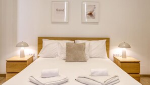 2 chambres, bureau, fer et planche à repasser, lit de bébé portatif