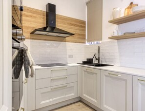 冷蔵庫、電子レンジ、オーブン、コンロ