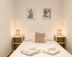 Desk, iron/ironing board, WiFi, bed sheets