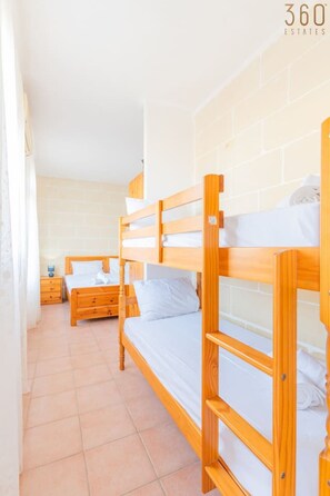 3 Schlafzimmer, Schreibtisch, Bügeleisen/Bügelbrett, WLAN