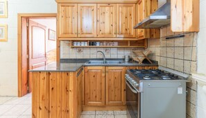 ثلاجة، فرن، موقد طهي مسطح، محمصة خبز