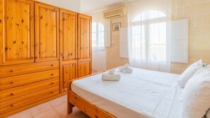 3 Schlafzimmer, Schreibtisch, Bügeleisen/Bügelbrett, WLAN