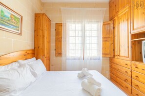 3 habitaciones, escritorio, tabla de planchar con plancha y wifi 