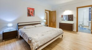 Escritorio, tabla de planchar con plancha, cuna de viaje y wifi