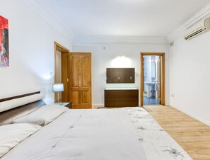 3 chambres, bureau, fer et planche à repasser, lit parapluie