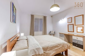 3 Schlafzimmer, Schreibtisch, Bügeleisen/Bügelbrett, Reisekinderbett
