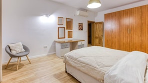 3 habitaciones, escritorio y tabla de planchar con plancha