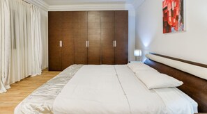 3 bedrooms, desk, iron/ironing board, travel cot