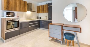 Frigorífico, microondas, horno y placa de cocina