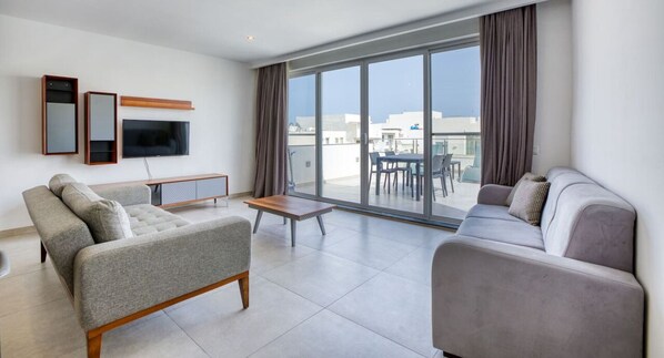 TV - Amazing 1BR penthouse with pool access & terrace (Is-Swieqi)