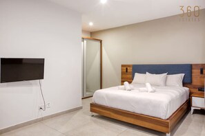 1 slaapkamer, een bureau, een strijkplank/strijkijzer, reisbedje