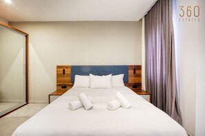 1 habitación, escritorio, tabla de planchar con plancha y cuna de viaje