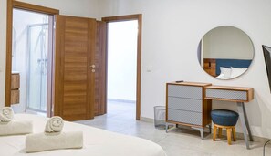 1 chambre, bureau, fer et planche à repasser, lit parapluie