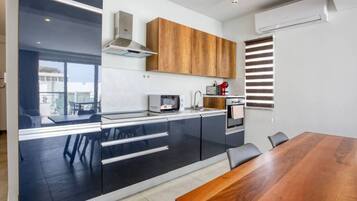Coffee/tea maker, fridge, microwave, oven