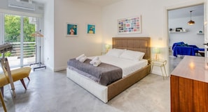 1 habitación, escritorio, tabla de planchar con plancha y cuna de viaje