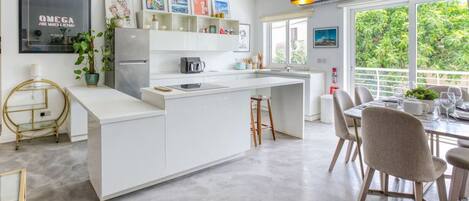 Fridge, oven, stovetop, dishwasher