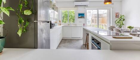 冷蔵庫、オーブン、コンロ、食器洗い機