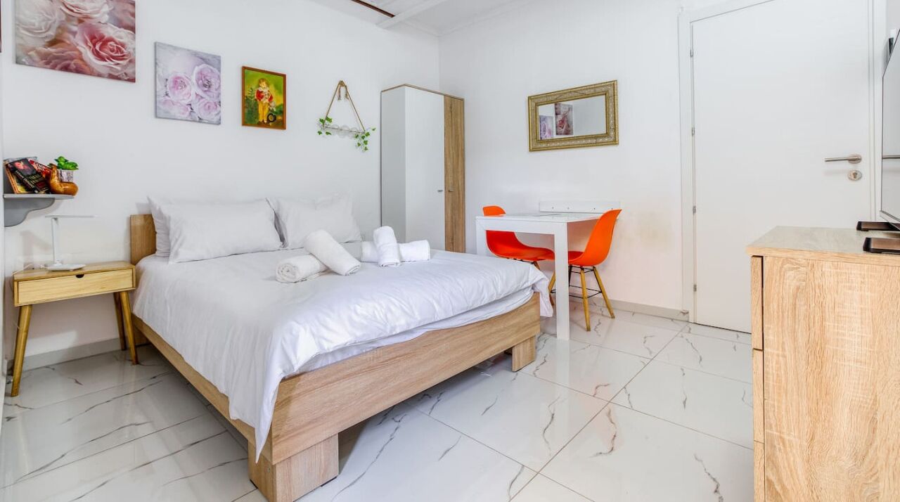Desk, iron/ironing board, travel cot, WiFi