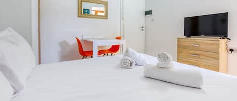 1 chambre, bureau, fer et planche à repasser, Wi-Fi