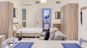 Desk, travel cot, WiFi, bed sheets