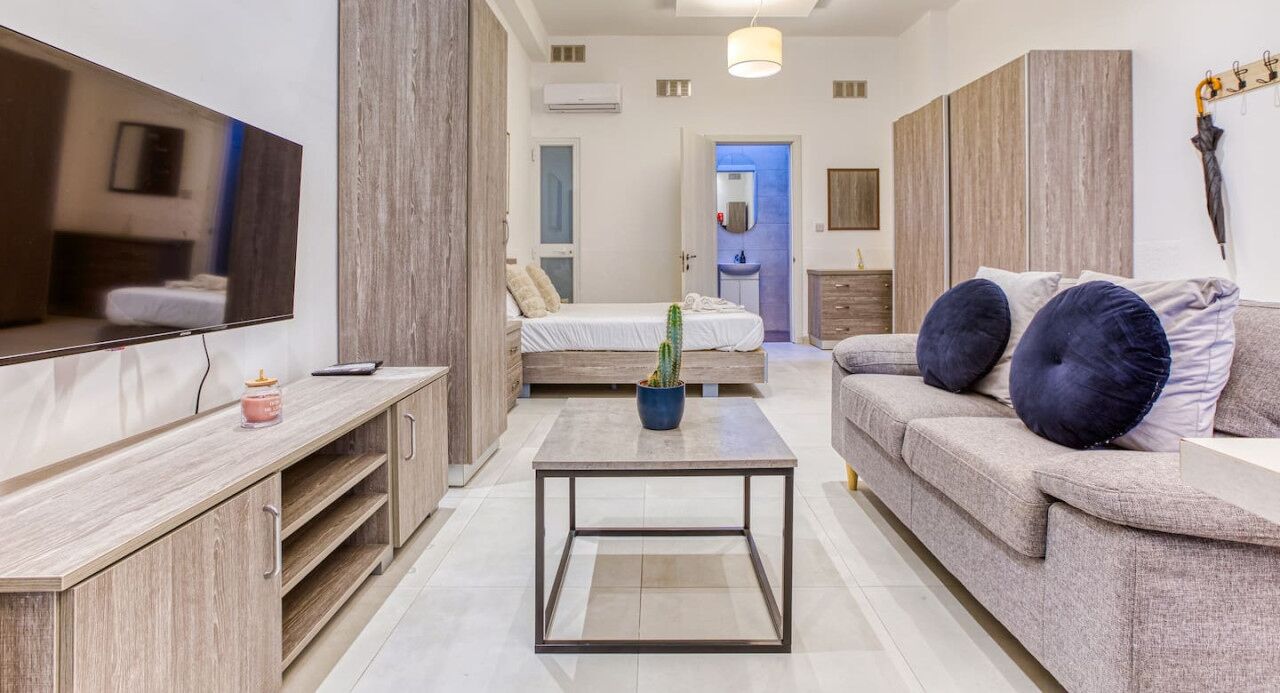 Bureau, lit parapluie, Wi-Fi, draps fournis