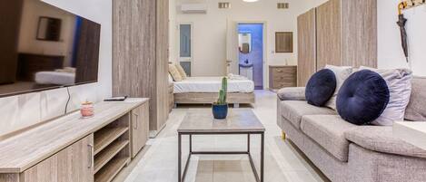 Bureau, lit parapluie, Wi-Fi, draps fournis