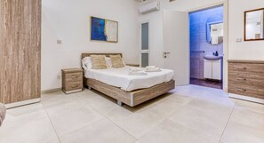 Desk, travel cot, WiFi, bed sheets