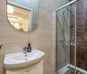 Een haardroger, handdoeken