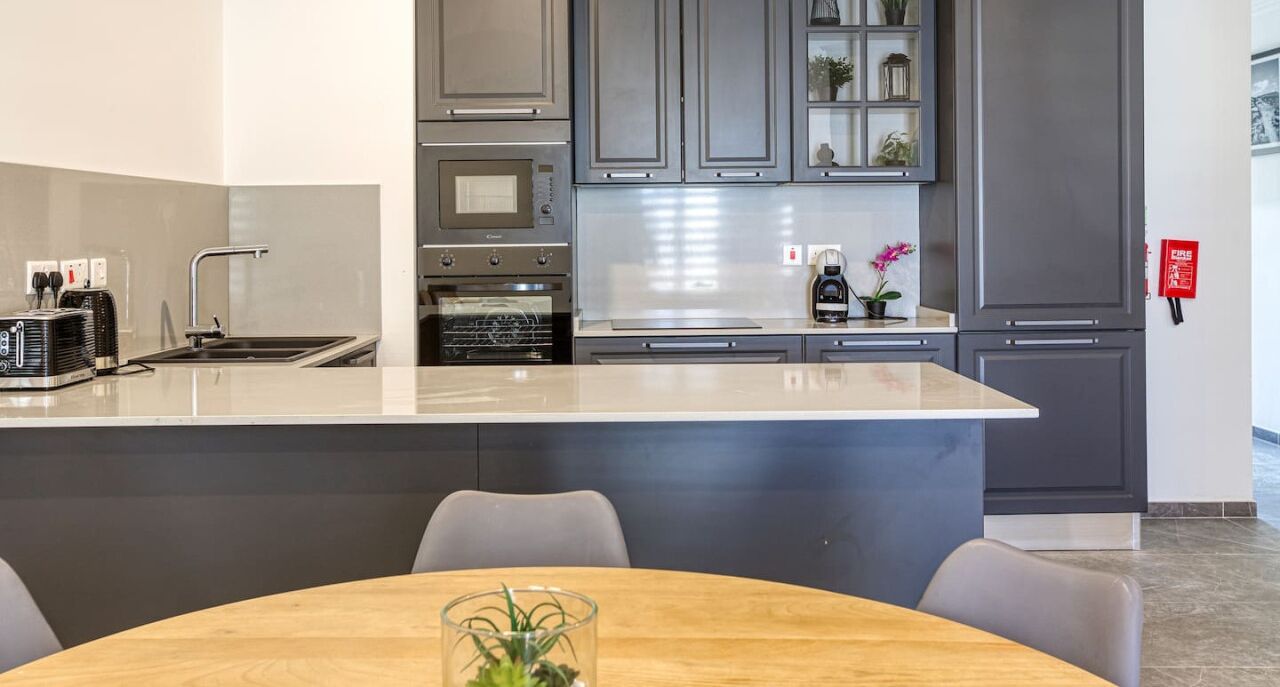 Wasserkocher mit Kaffee-/Teezubehör, Kühlschrank, Mikrowelle, Ofen