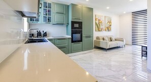 ثلاجة، ميكروويف، فرن، موقد طهي مسطح