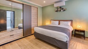 Desk, iron/ironing board, travel cot, WiFi