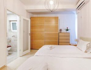 Escritorio, tabla de planchar con plancha, wifi y ropa de cama