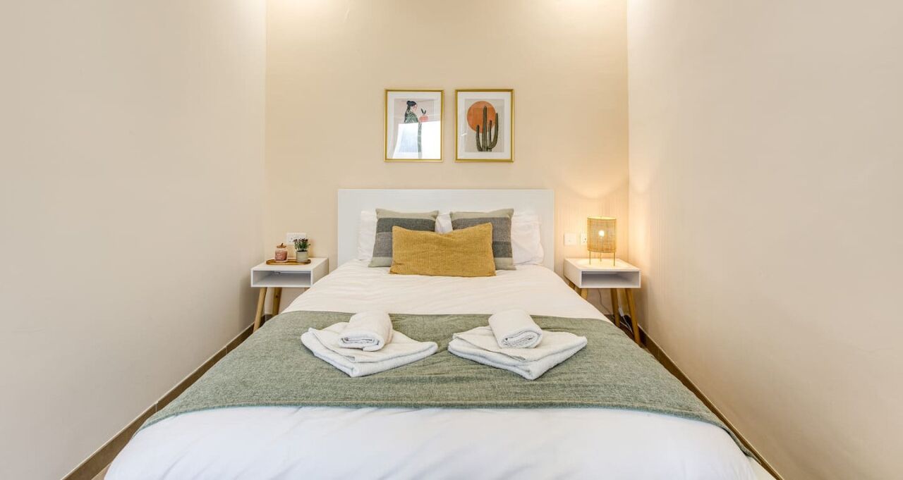 4 quartos, escrivaninha, ferros/tábuas de passar roupa, berço de viagem