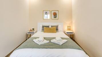 4 quartos, escrivaninha, ferros/tábuas de passar roupa, berço de viagem