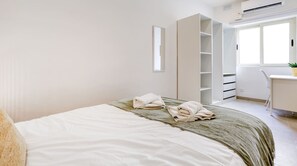 4 chambres, bureau, fer et planche à repasser, lit parapluie