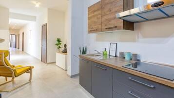 Geladeira, micro-ondas, fogão, cooktop