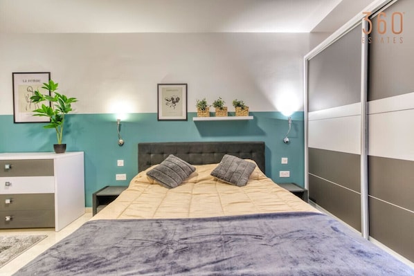 3 Schlafzimmer, Schreibtisch, Bügeleisen/Bügelbrett, Reisekinderbett