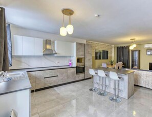 ثلاجة، ميكروويف، فرن، موقد طهي مسطح