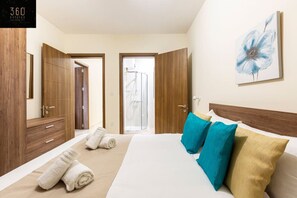 Desk, iron/ironing board, travel cot, WiFi